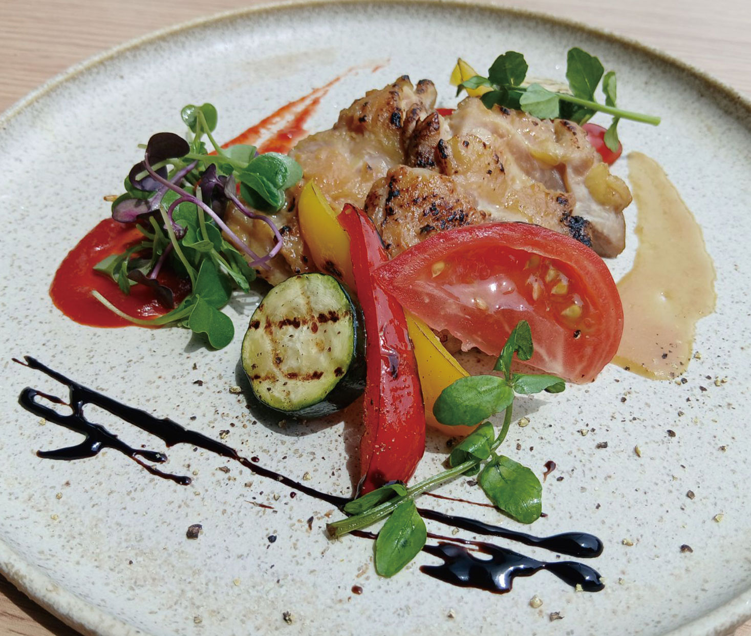 川俣シャモの発酵酒粕グリル味噌風味～関谷農園夏野菜マリネ添え～